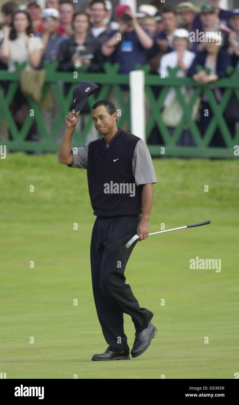 American Tiger Woods reconnaît la foule après avoir terminé sa partie pendant la deuxième journée des Open Golf Championships à St Andrews, en Écosse. Banque D'Images