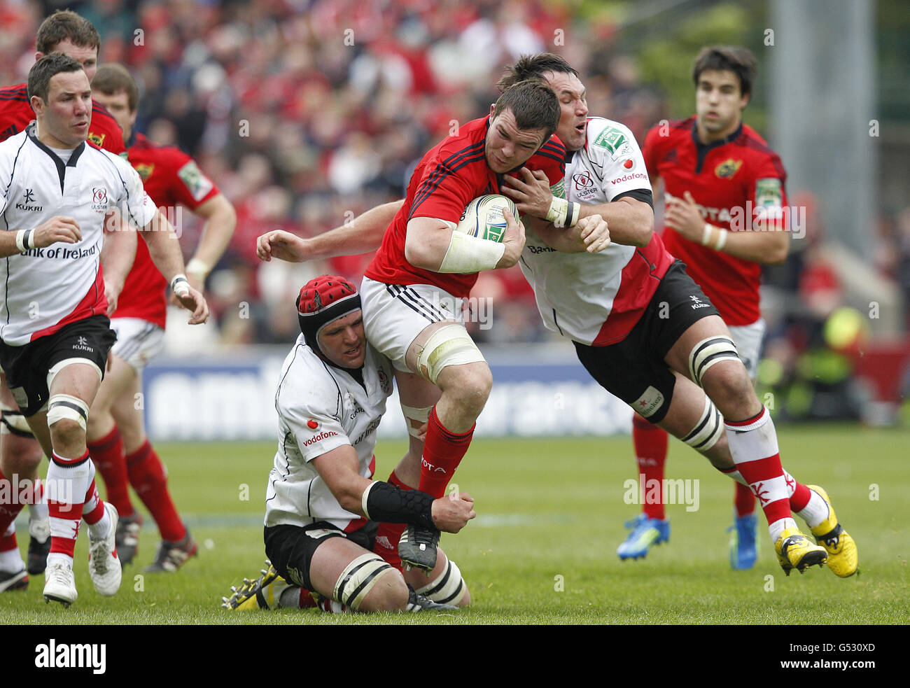 Peter O'Mahony de Munster est attaqué lors du match de finale de la coupe Heineken Quarter à Thomond Park, Limerick, Irlande. Banque D'Images