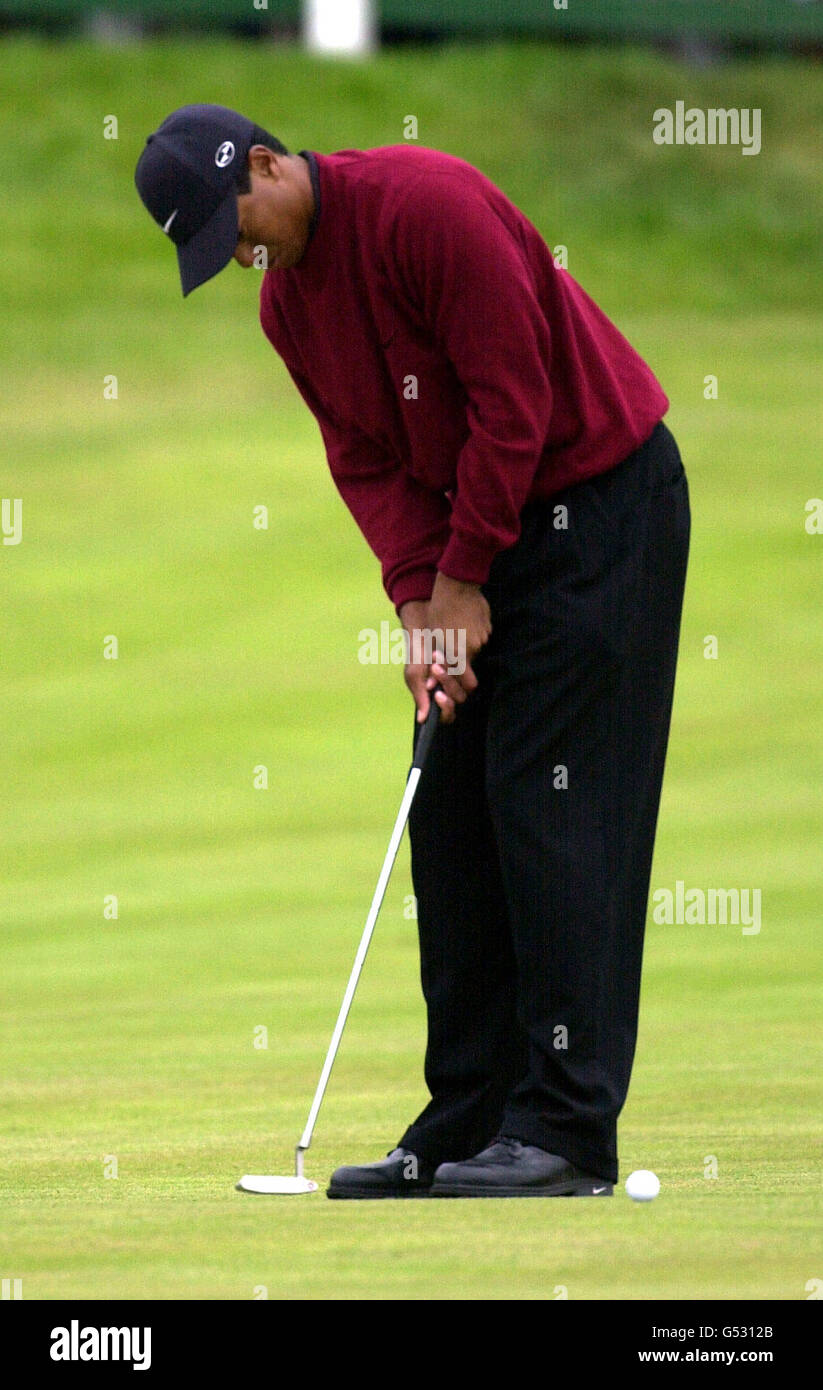 Tiger Woods joue sa dernière mise pour gagner le championnat de golf Open avec un score final de 19 sous par à St. Andrews, en Écosse. Banque D'Images