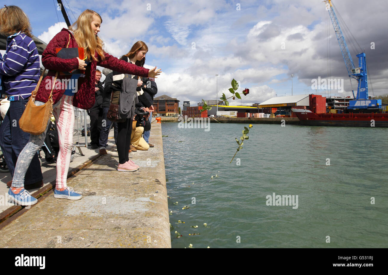 Les descendants des victimes de la catastrophe du Titanic ont jeté des roses sur le quai de Southampton d'où le navire malade naviguait il y a 100 ans aujourd'hui. Banque D'Images