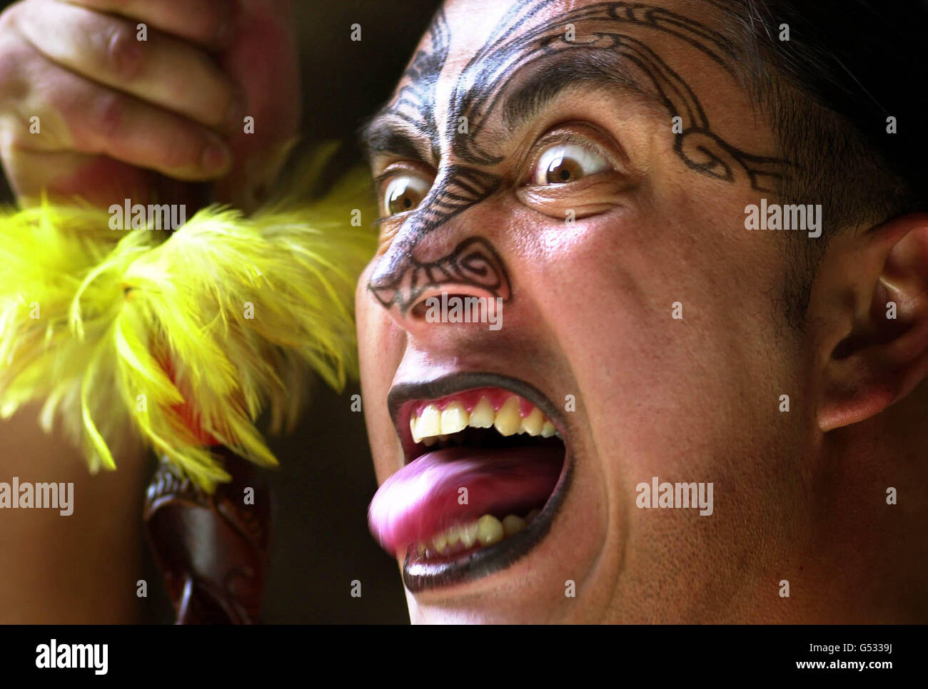 Eraia Kiel, du groupe maori Ngati Rangiwehi de Nouvelle-Zélande, a donné une cérémonie tribale de Haka aux chambres de ville d'Édimbourg, avant leur apparition au Tattoo militaire d'Édimbourg. Banque D'Images