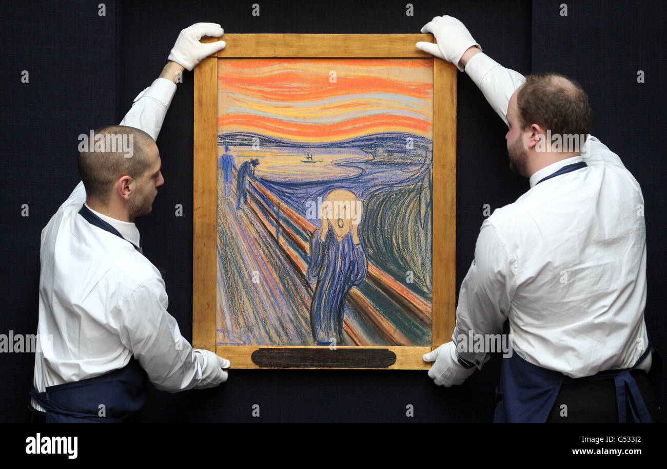 Les membres du personnel de Sotheby pendent le Scream, du peintre norvégien Edvard Munch, avant d'être présentés aux bureaux du centre de Londres. Banque D'Images