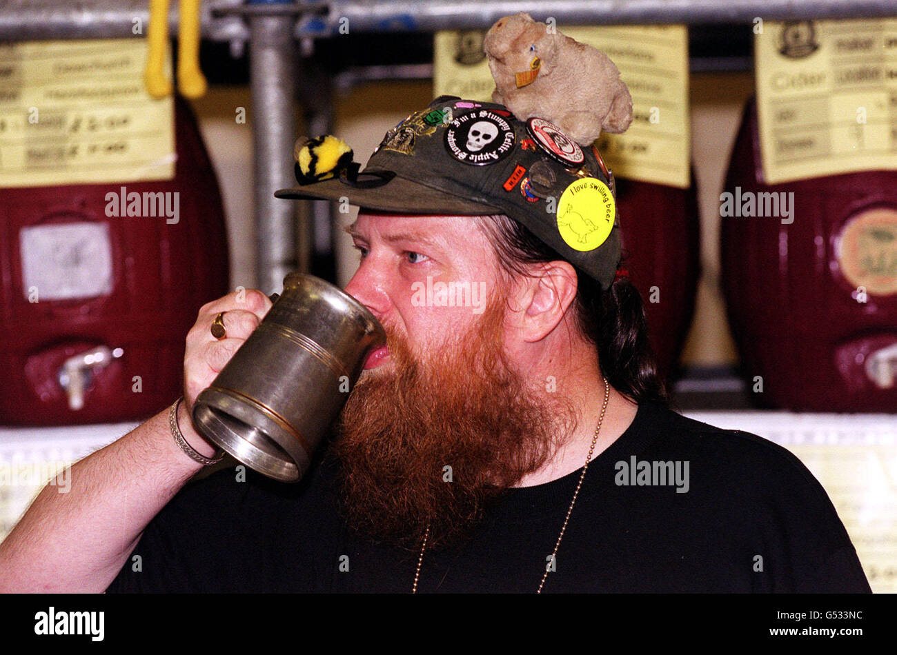 Campagne pour le volontaire Real Ale Tim Walker derrière le stand de cidre au Great British Beer Festival à Olympia, dans l'ouest de Londres. Le festival, surnommé le plus grand pub du monde, promet de vous donner l'occasion de goûter plus de 700 bières traditionnelles, cidres et bières étrangères. * y compris 330 vraies bières de 150 brasseurs britanniques et 200 marques étrangères. Banque D'Images Campagne pour le volontaire Real Ale Tim Walker derrière le stand de cidre au Great British Beer Festival à Olympia, dans l'ouest de Londres. Le festival, surnommé le plus grand pub du monde, promet de vous donner l'occasion de goûter plus de 700 bières traditionnelles, cidres et bières étrangères. * y compris 330 vraies bières de 150 brasseurs britanniques et 200 marques étrangères. Banque D'Images