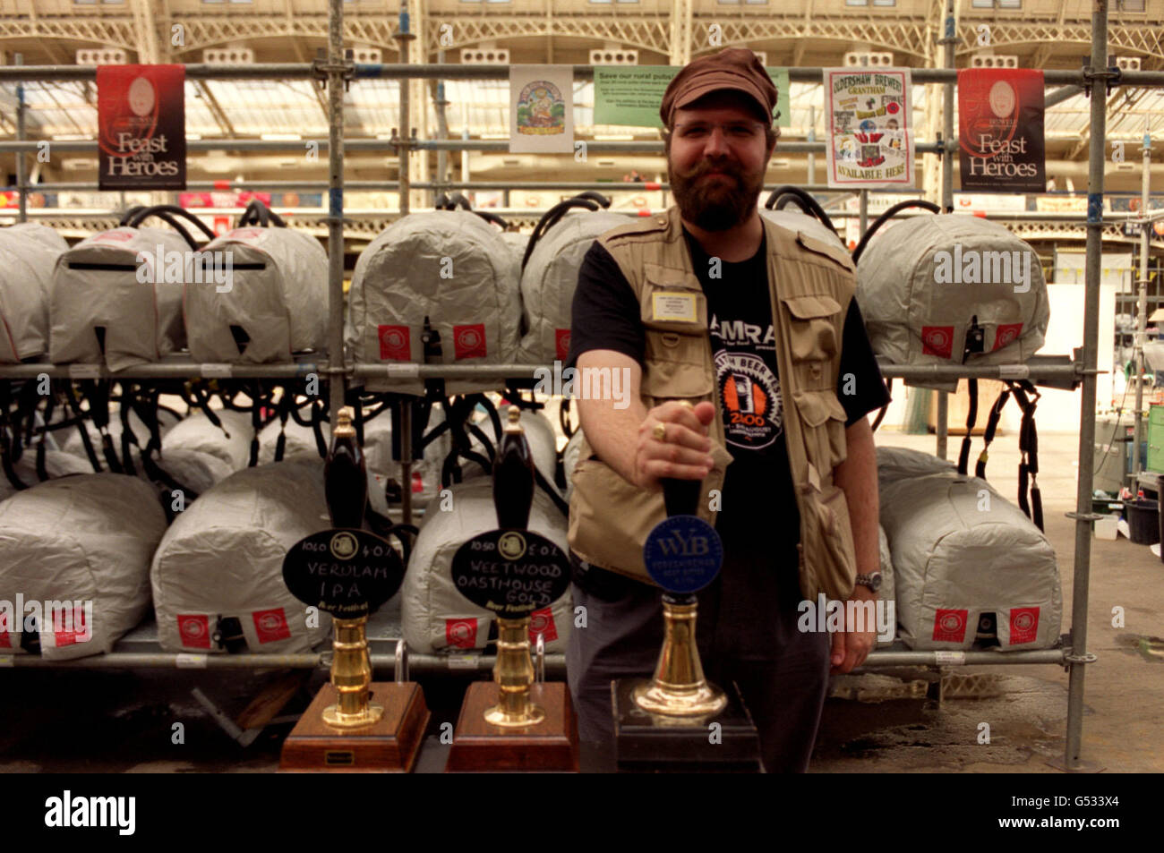 Laurent Mousson de Suisse au Great British Beer Festival à Olympia, dans l'ouest de Londres.Le festival, surnommé le plus grand pub du monde, promet de vous donner l'occasion de goûter plus de 700 bières traditionnelles, cidres et bières étrangères.* y compris 330 vraies bières de 150 brasseurs britanniques et 200 marques étrangères. Banque D'Images Laurent Mousson de Suisse au Great British Beer Festival à Olympia, dans l'ouest de Londres.Le festival, surnommé le plus grand pub du monde, promet de vous donner l'occasion de goûter plus de 700 bières traditionnelles, cidres et bières étrangères.* y compris 330 vraies bières de 150 brasseurs britanniques et 200 marques étrangères. Banque D'Images