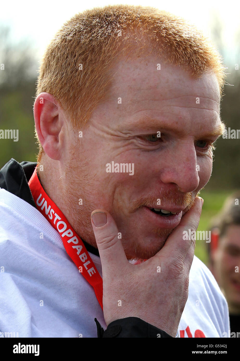 Neil Lennon, directeur du Celtic, se promène dans le parc régional de Drumpellier, à Coatbridge, lors de la première étape de la 14e marche caritative de Sir Ian Botham, pour soutenir Leukemia & Lymphoma Research. APPUYEZ SUR ASSOCIATION photo. Date de la photo : jeudi 12 avril 2012. Sir Ian, surnommé Beefy, se promèdera sur 160 kilomètres dans et autour des villes britanniques au cours des 10 prochains jours. Il commencera à Glasgow, s'arrêtera à 10 endroits et se terminera à Ham House, Londres, le samedi 21 avril. Voir PA Story SPORT Botham. Le crédit photo devrait se lire comme suit : Andrew Milligan/PA Wire Banque D'Images