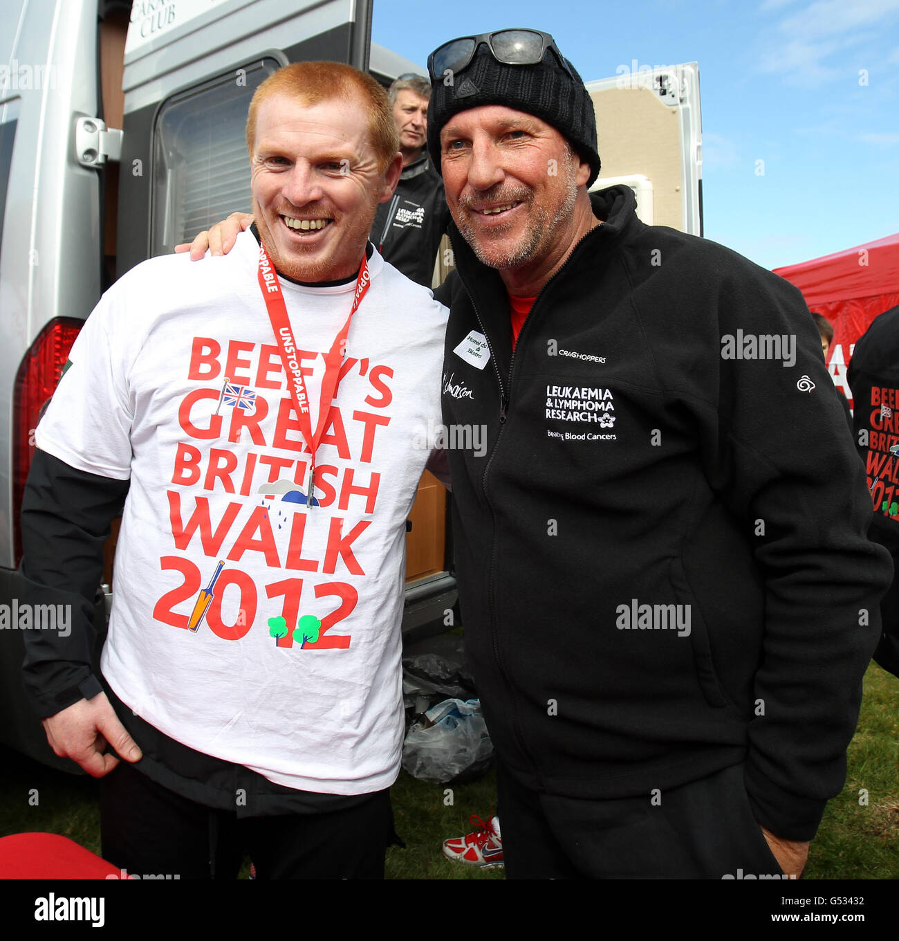 Sir Ian Botham (à droite), légende du cricket, et Neil Lennon, directeur du Celtic, dans le parc national de Drumpellier, à Coatbridge, lors de la première étape de la 14e marche caritative de Sir Ian, en soutien à Leukemia & Lymphoma Research. Banque D'Images