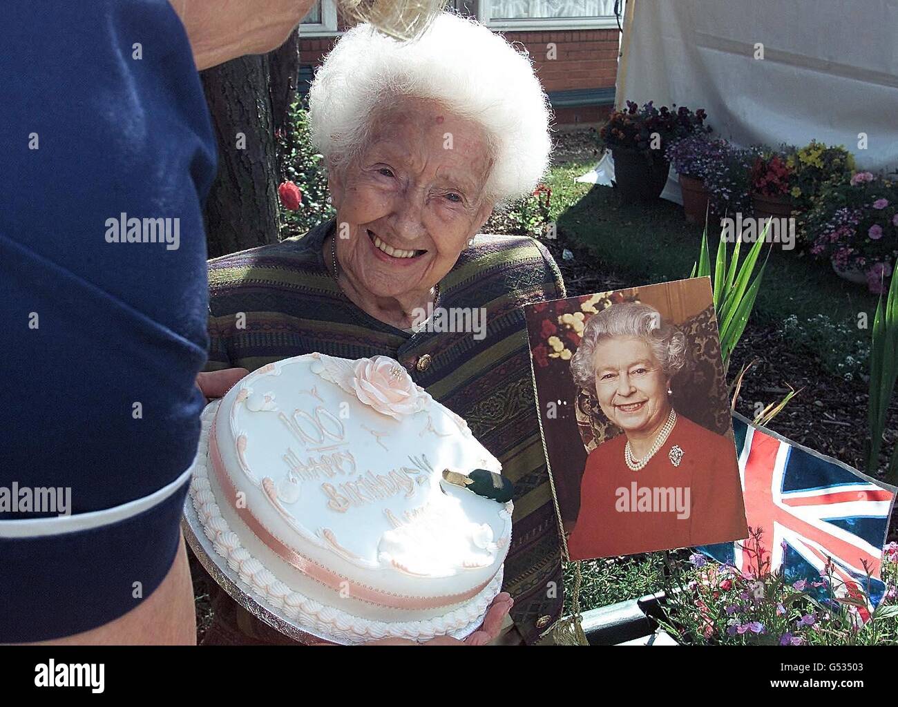 Ambrosine Nielsen de Jurow en Tyne et Wear est présentée avec un gâteau d'anniversaire alors qu'elle célèbre son 100e anniversaire avec un télégramme de la Reine.La reine mère recevra également une carte spéciale de 100e anniversaire de sa fille. Banque D'Images