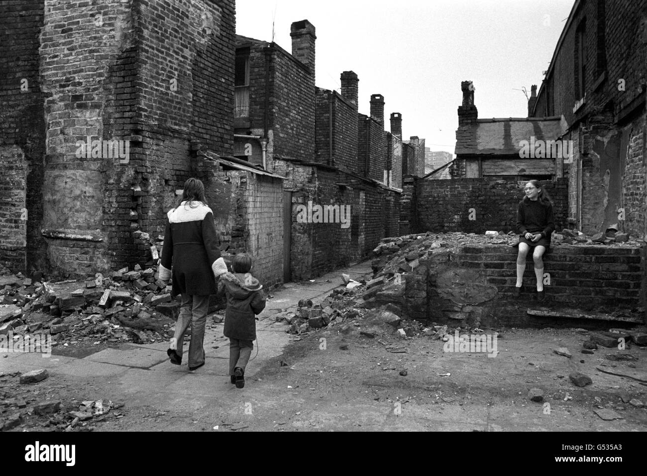 BIDONVILLES DE SALFORD : vue arrière des maisons de Lower Broughton, Salford, une région - autrefois décrite comme un « bidonville classique » - où les résidents ont émis plus de 80 convoqués contre leurs propriétaires, le Conseil de district métropolitain de Salford, alléguant des nuisances légales. Banque D'Images