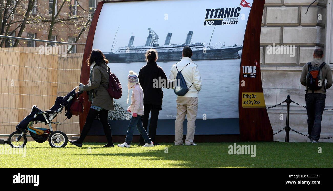 Les visiteurs du domaine de l'hôtel de ville de Belfast, regardent une exposition Titanic, sur le centenaire du naufrage du Titanic. Banque D'Images