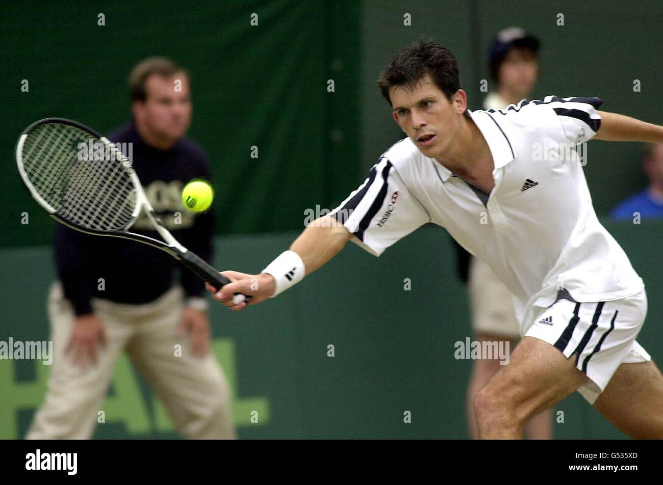 Le joueur de tennis britannique Tim Henman en action pendant sa victoire sur Luis Morejon d'Equador, pendant leur coupe Davis caoutchouc, joué à Wimbledon, à Londres. Banque D'Images