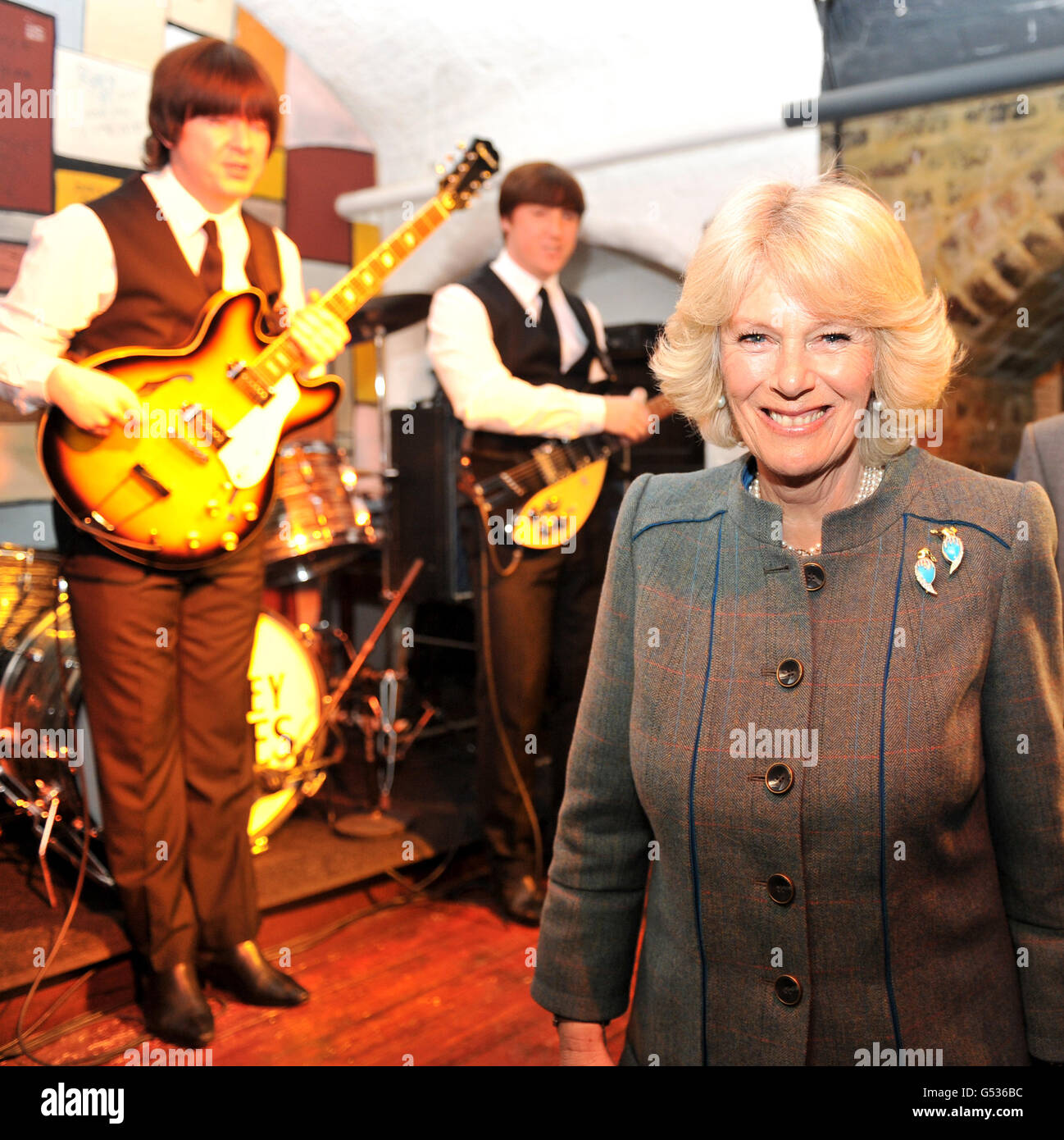 La duchesse de Cornwall rencontre un groupe hommage aux Beatles après les avoir entendu jouer lors de sa visite à l'attraction Beatles Story à Albert Dock, Liverpool. Banque D'Images