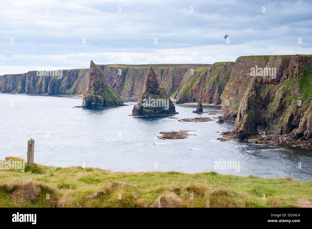 Royaume-uni, Ecosse, Highland, mèche, Duncansby Head, Duncansby Head avec ses formations rocheuses escarpées et rock hoche, le soi-disant Duncansby Stacks Banque D'Images