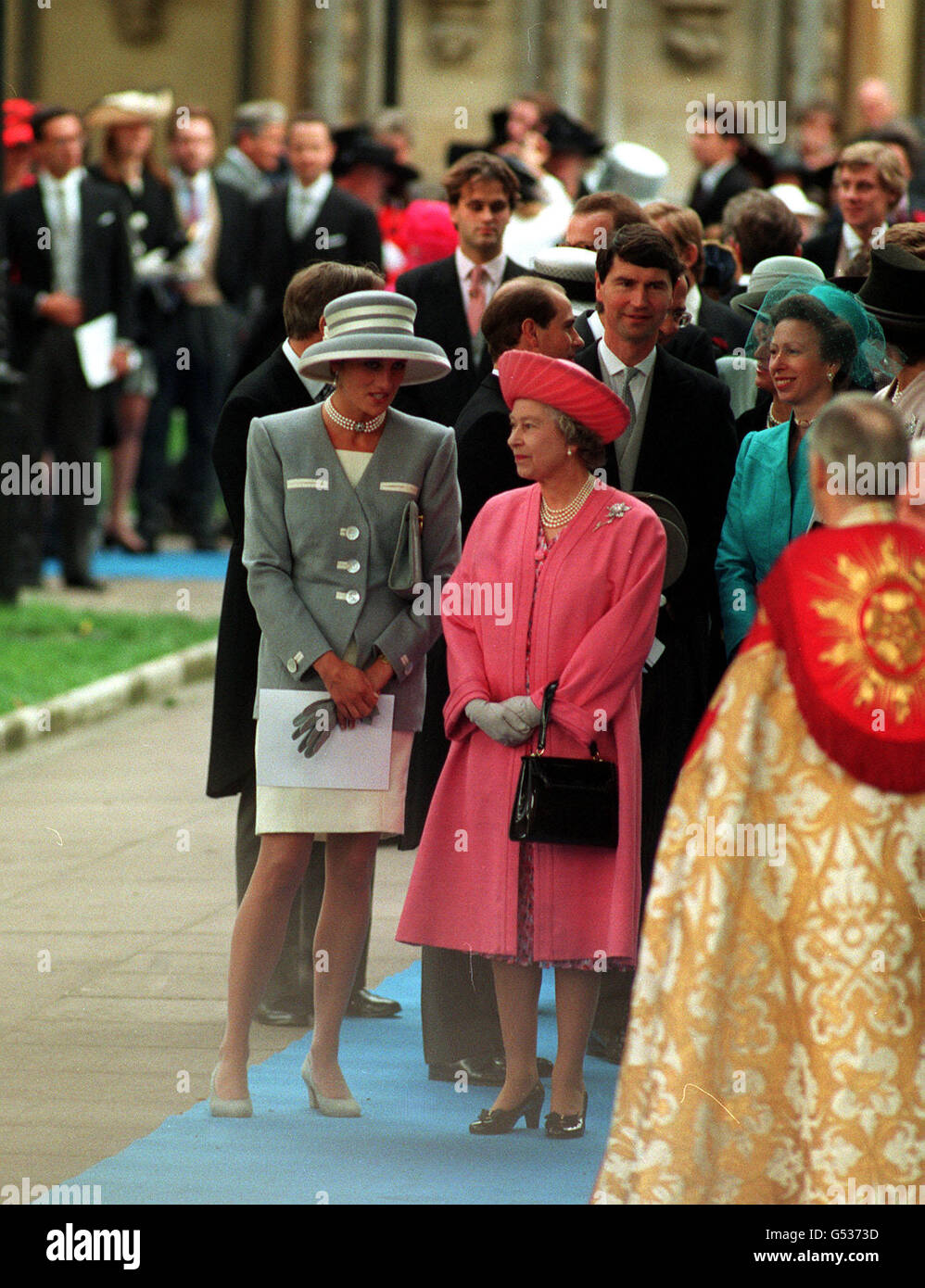 LA REINE ET LA PRINCESSE DE GALLES: La Reine et la Princesse de Galles parlent ensemble après avoir assisté au mariage de Lord Linley et Serena Stanhope à St. Margaret's, Westminster, Londres. Banque D'Images