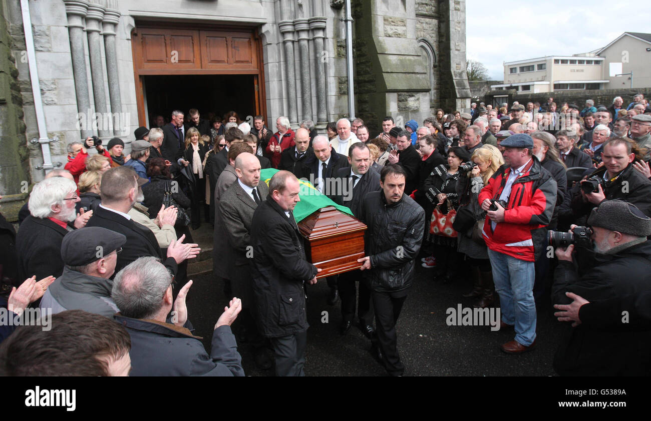 Les amateurs de deuil applaudissent les funérailles du musicien des Dublinois Barney McKenna qui quitte l'église St Patrick à Trim co Meath. Banque D'Images