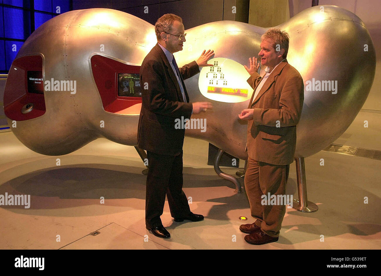 Le ministre des Sciences, Lord Sainsbury (à gauche) et le médecin-chef du Fonds impérial de recherche sur le cancer, Sir Paul Nurse, ont discuté d'une exposition dans la nouvelle aile Wellcome du Musée des Sciences de Londres. * où le gouvernement a lancé le Livre blanc sur la science. Banque D'Images