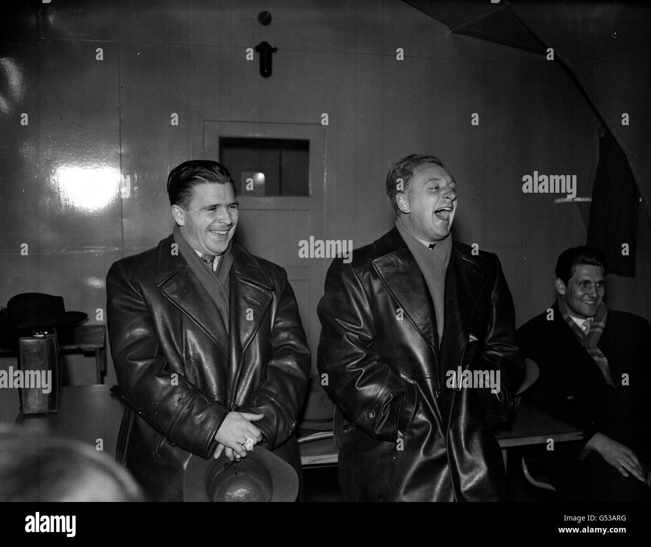 PA photo 5/12/1954 rires généreuses des membres de l'équipe hongroise L. Puskas (à gauche) et R. Hidas avant leur match international amical contre l'Écosse mercredi prochain à Hampden Park arrivant à l'aéroport d'Heathrow, Londres en avion BEA de Vienne Banque D'Images