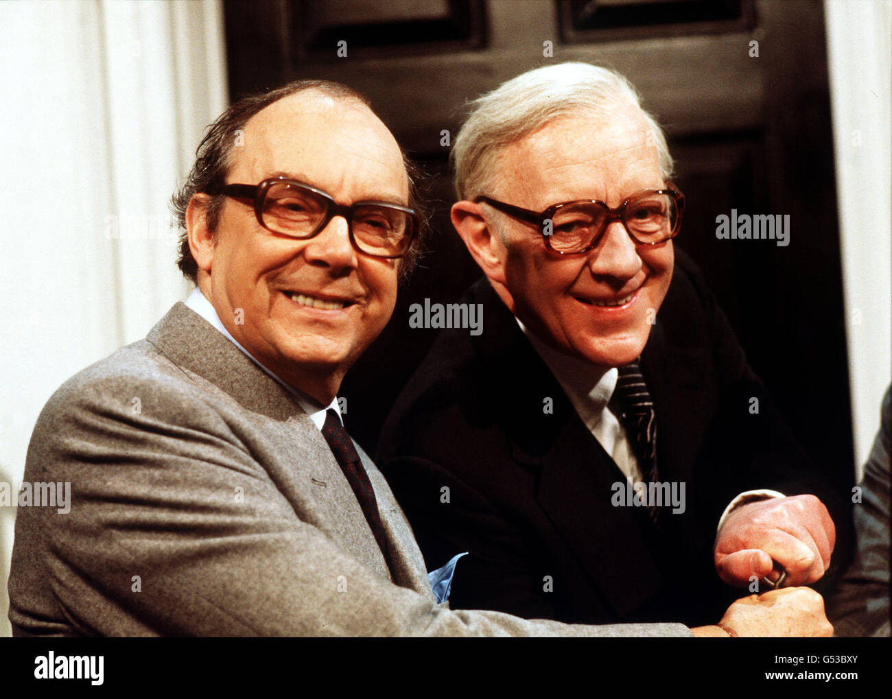 MORECAMBE ET GUINNESS: Comédien Eric Morecambe (à gauche) avec l'acteur Sir Alec Guinness.Sir Alec est invité à la nouvelle série du Morecambe and Wise Show. Banque D'Images