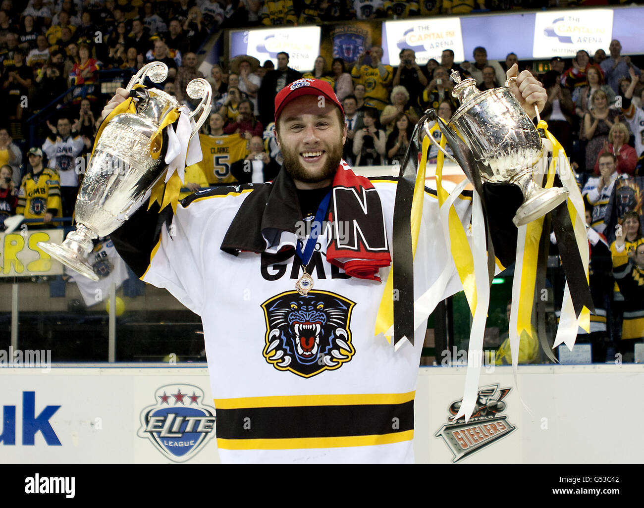 Hockey sur glace - Elite Ice Hockey League - 2012 Play offs - final - Cardiff Devils v Nottingham Panthers - Capital FM Arena.Nottingham Panthers Danny Meyers pose avec la coupe du défi (à gauche) et le Trophée Playoff Banque D'Images