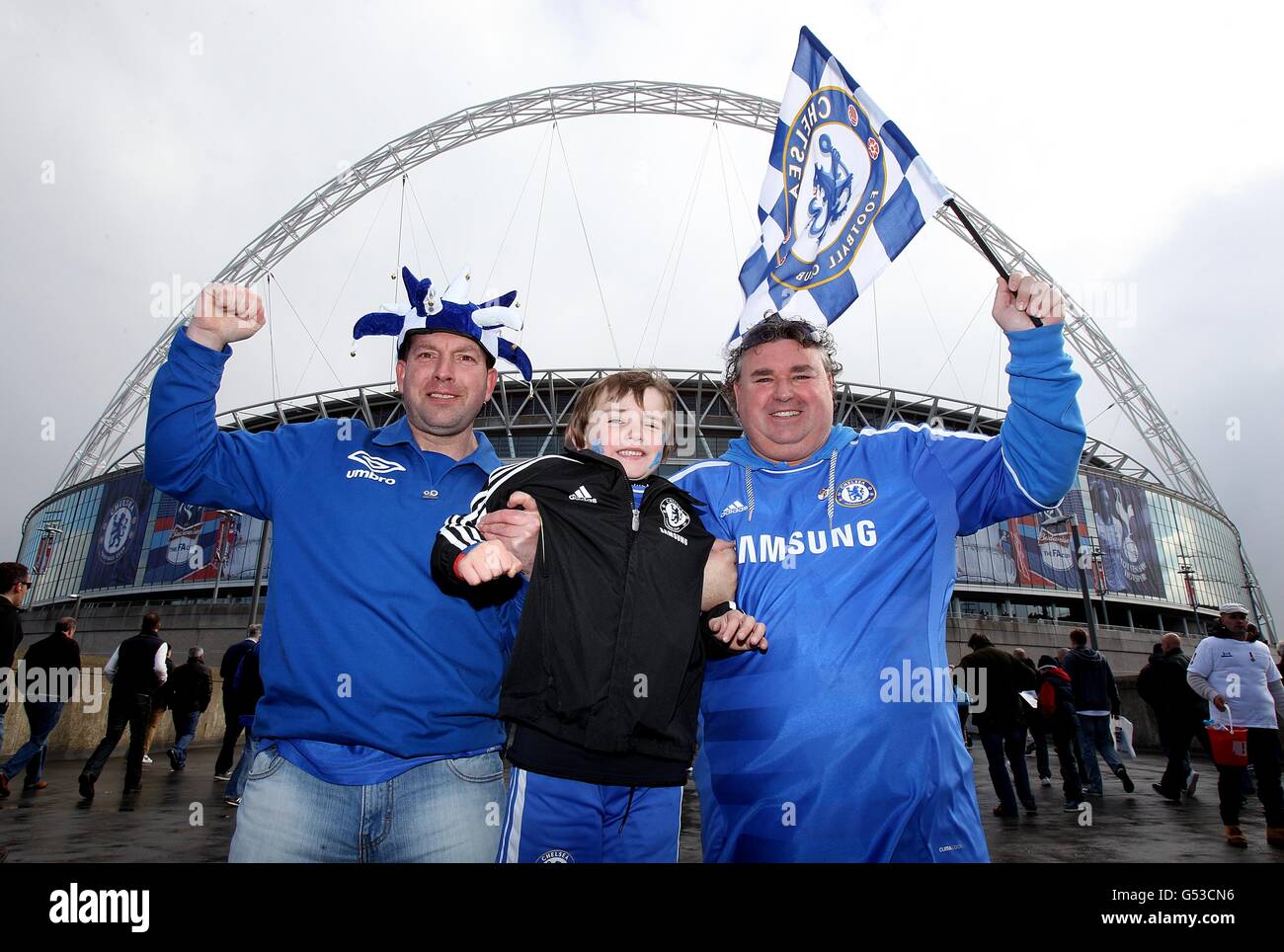 Football - coupe FA - demi finale - Tottenham Hotspur v Chelsea - Stade Wembley.Les fans de Chelsea (de gauche à droite) Dave Scott, Cole Chapman et Steve Chapman sur Wembley Way avant le match Banque D'Images