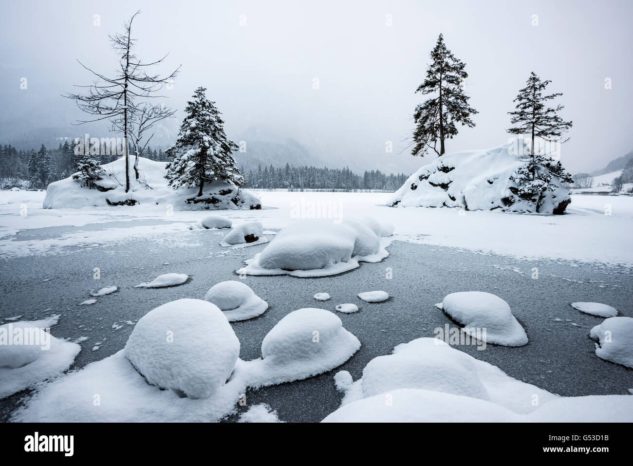 Lac gelé en hiver, Hintersee Ramsau, parc national de Berchtesgaden, Berchtesgaden, Haute-Bavière, Bavière, Allemagne Banque D'Images