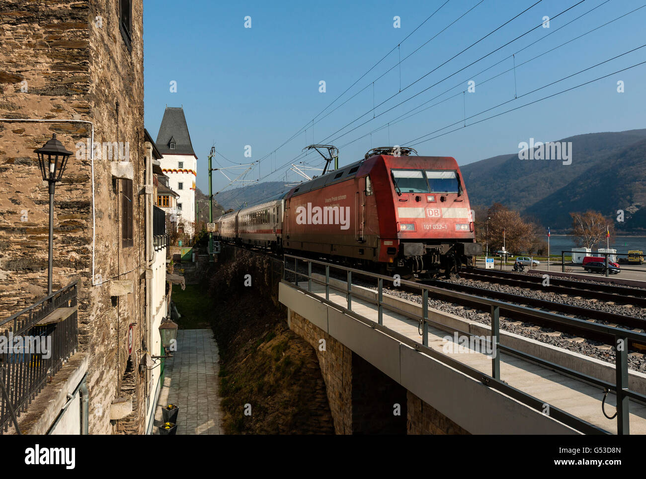 Train Intercity allemand passant par Bacharach, Vallée du Haut-Rhin moyen, site du patrimoine mondial de l'UNESCO, Rhénanie-Palatinat Banque D'Images