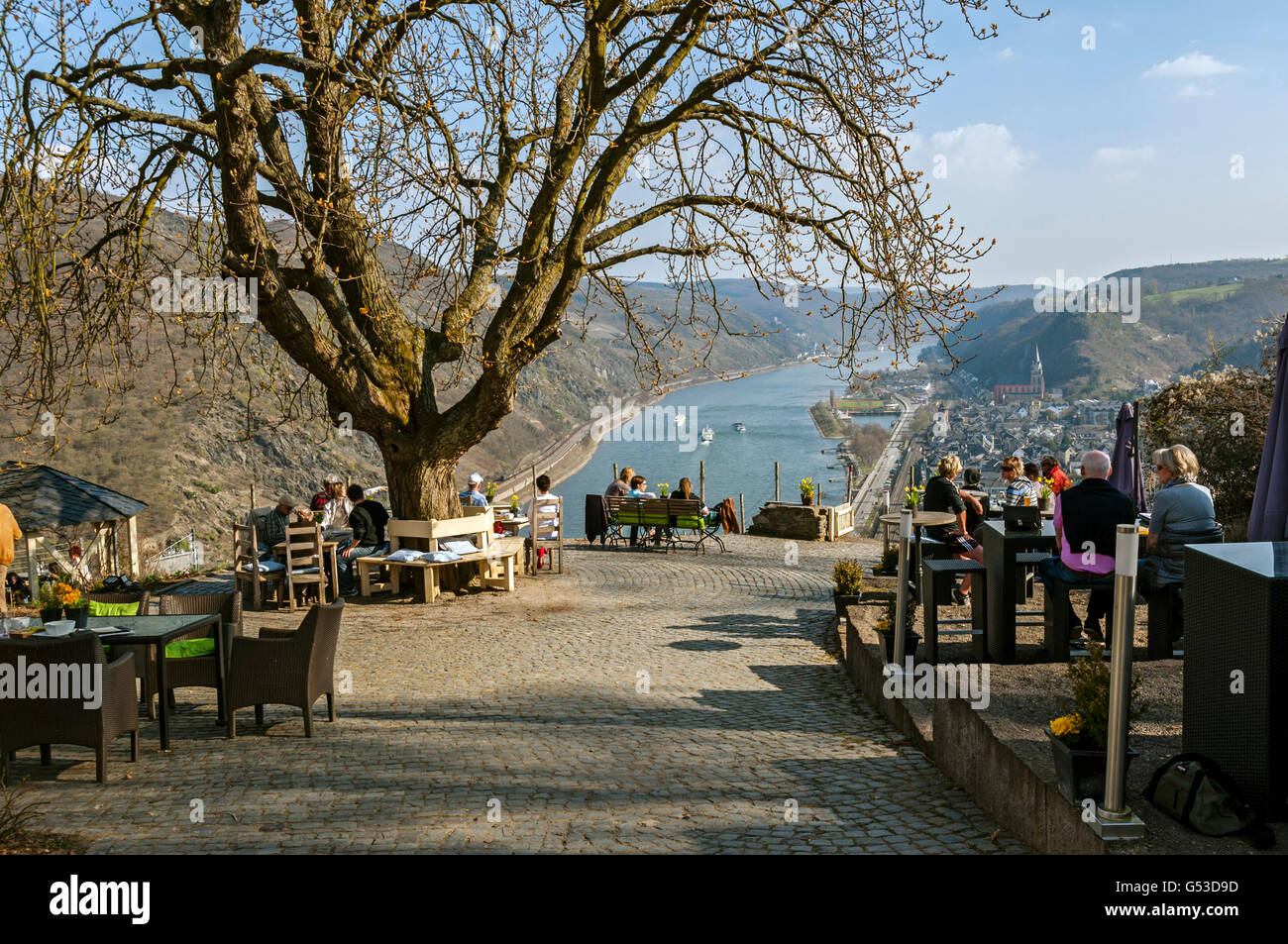 Vue sur la vallée du Rhin à la recherche au sud de la terrasse au-dessus de Guenderode Haus Oberwesel, Rhénanie-Palatinat Banque D'Images