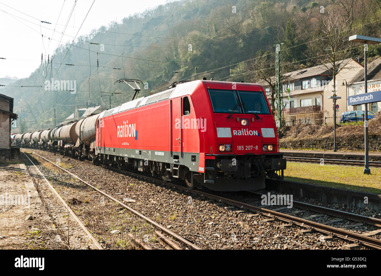 Le train de marchandises Railion en passant par Bacharach, Vallée du Haut-Rhin moyen, site du patrimoine mondial de l'UNESCO, Rhénanie-Palatinat Banque D'Images