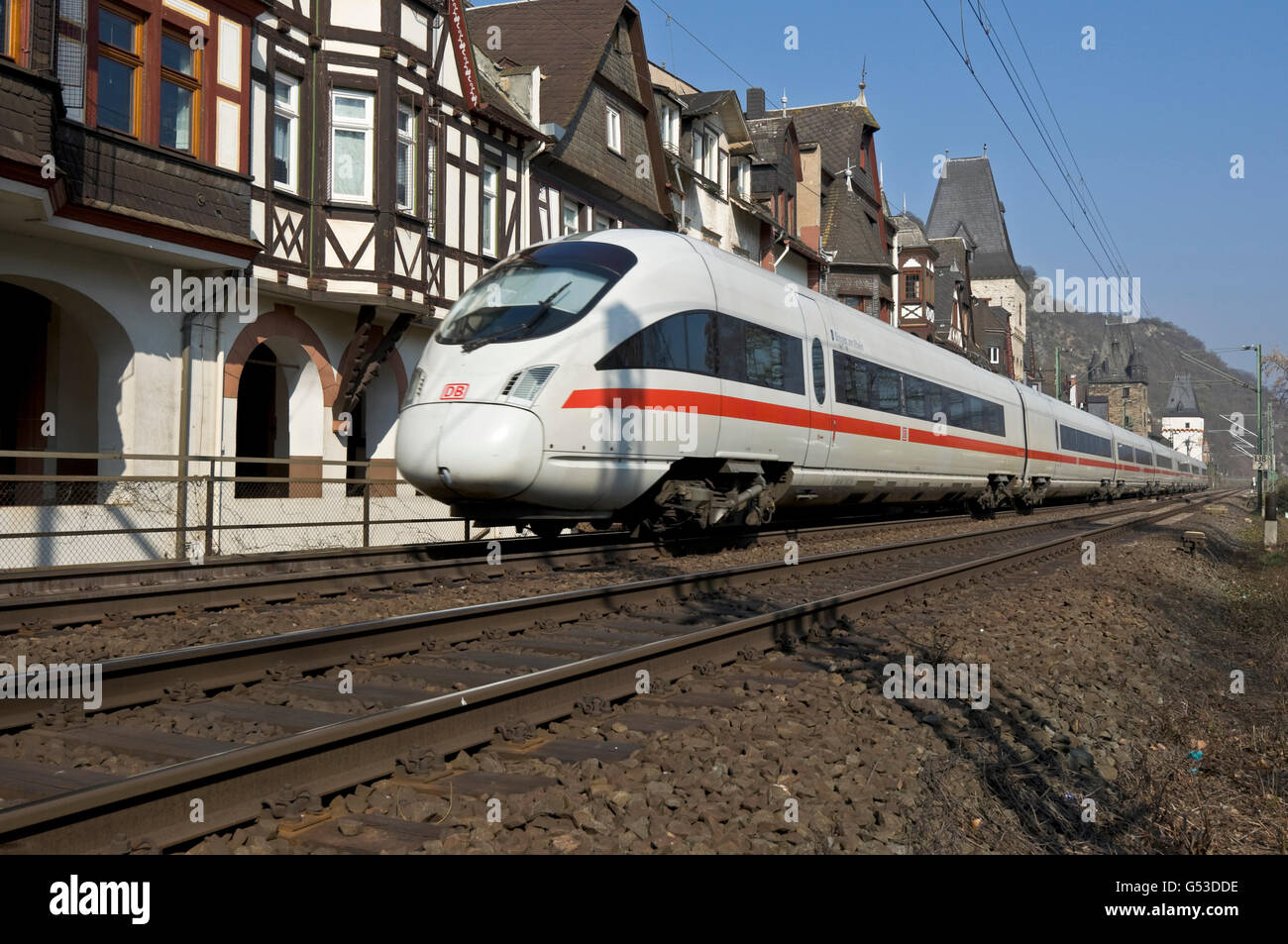 3 glace express train passant par Bacharach, Vallée du Haut-Rhin moyen, site du patrimoine mondial de l'UNESCO, Rhénanie-Palatinat Banque D'Images