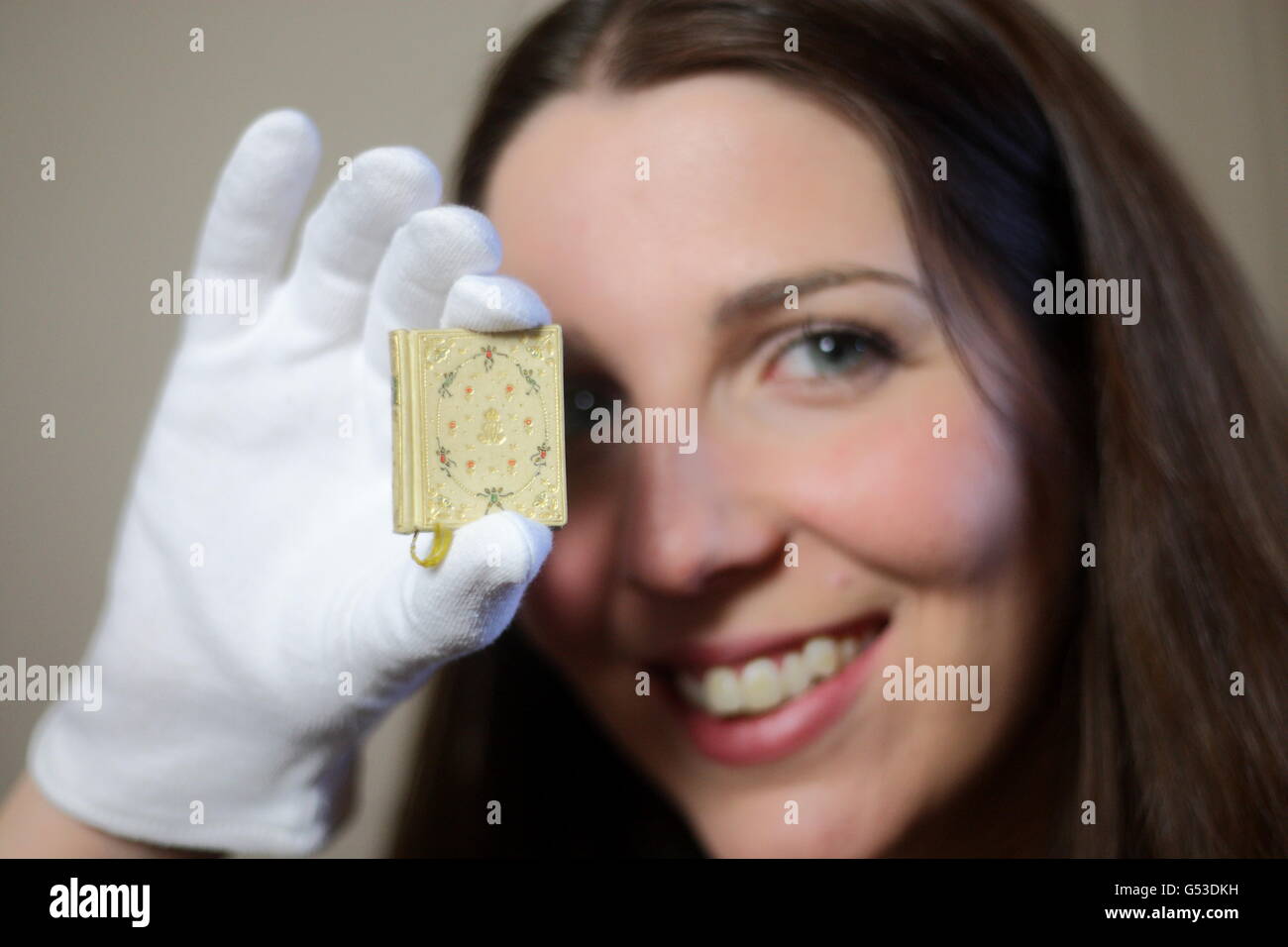 Elizabeth Clark, de la collection royale, détient un livre miniature spécialement conçu pour la maison de poupée de la reine Mary au château de Windsor, qui mesure 4 cm par 3,5 cm et contient une histoire de fées qui a été reproduite pour la première fois. Banque D'Images