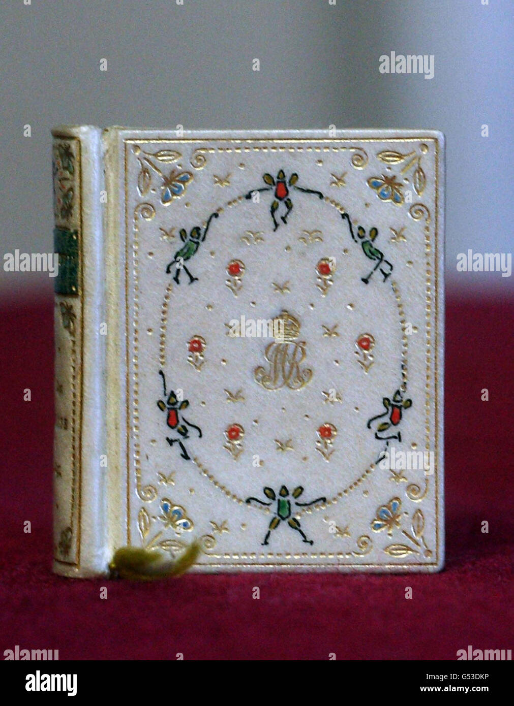 Un livre miniature fait spécialement pour la maison de poupée de la reine Mary au château de Windsor, qui mesure 4 cm par 3,5 cm et contient une histoire de fées qui a été reproduite pour la première fois. Banque D'Images