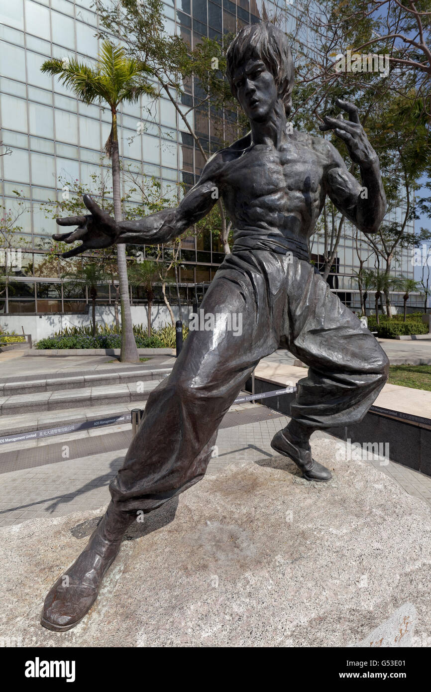 Bruce Lee dans le kung fu, statue en bronze, l'Avenue of Stars, Tsim Sha Tsui, Kowloon, Hong Kong, Chine Banque D'Images