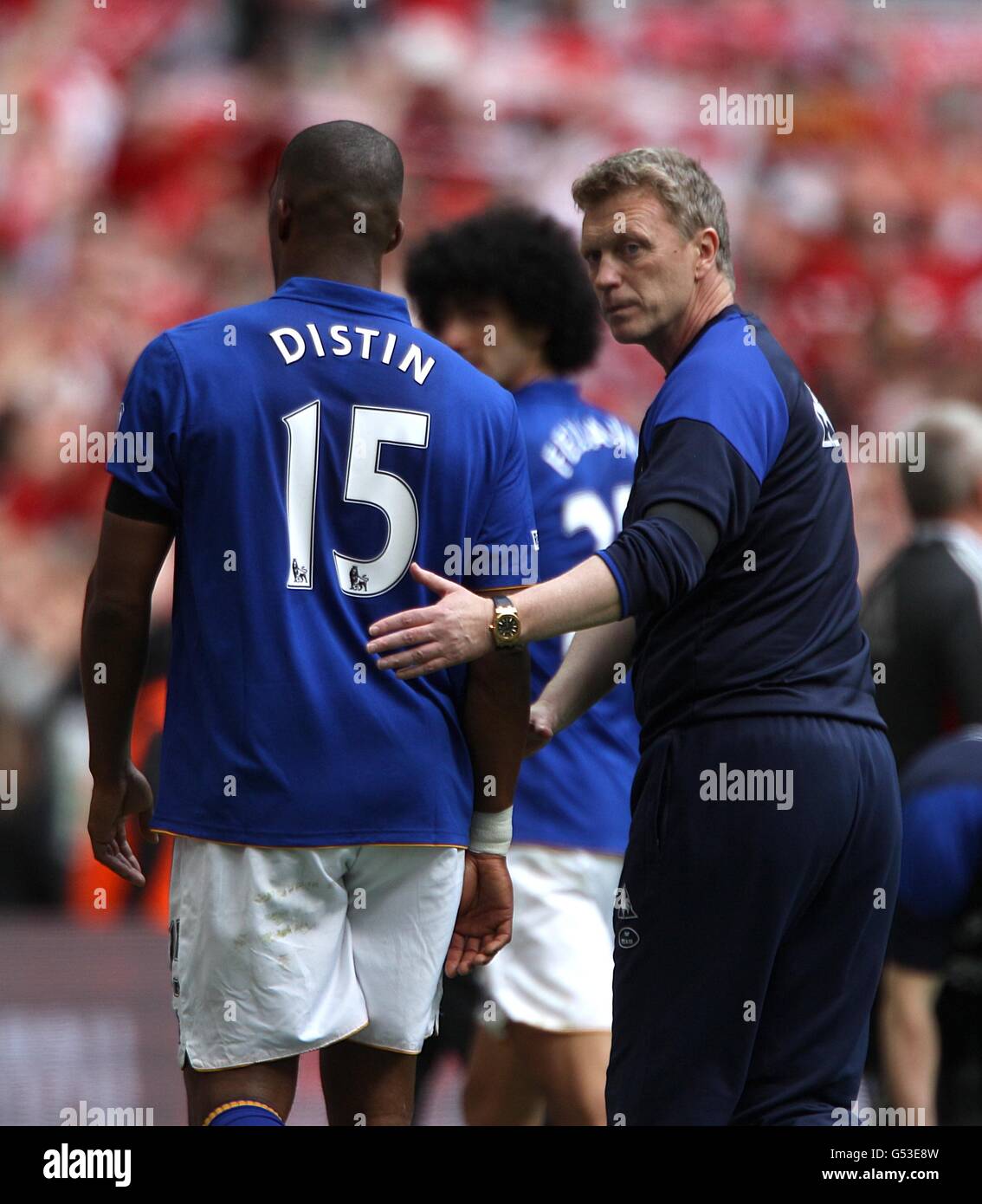 David Moyes, directeur d'Everton (à droite) avec Sylvain Distin après le coup de sifflet final. Banque D'Images