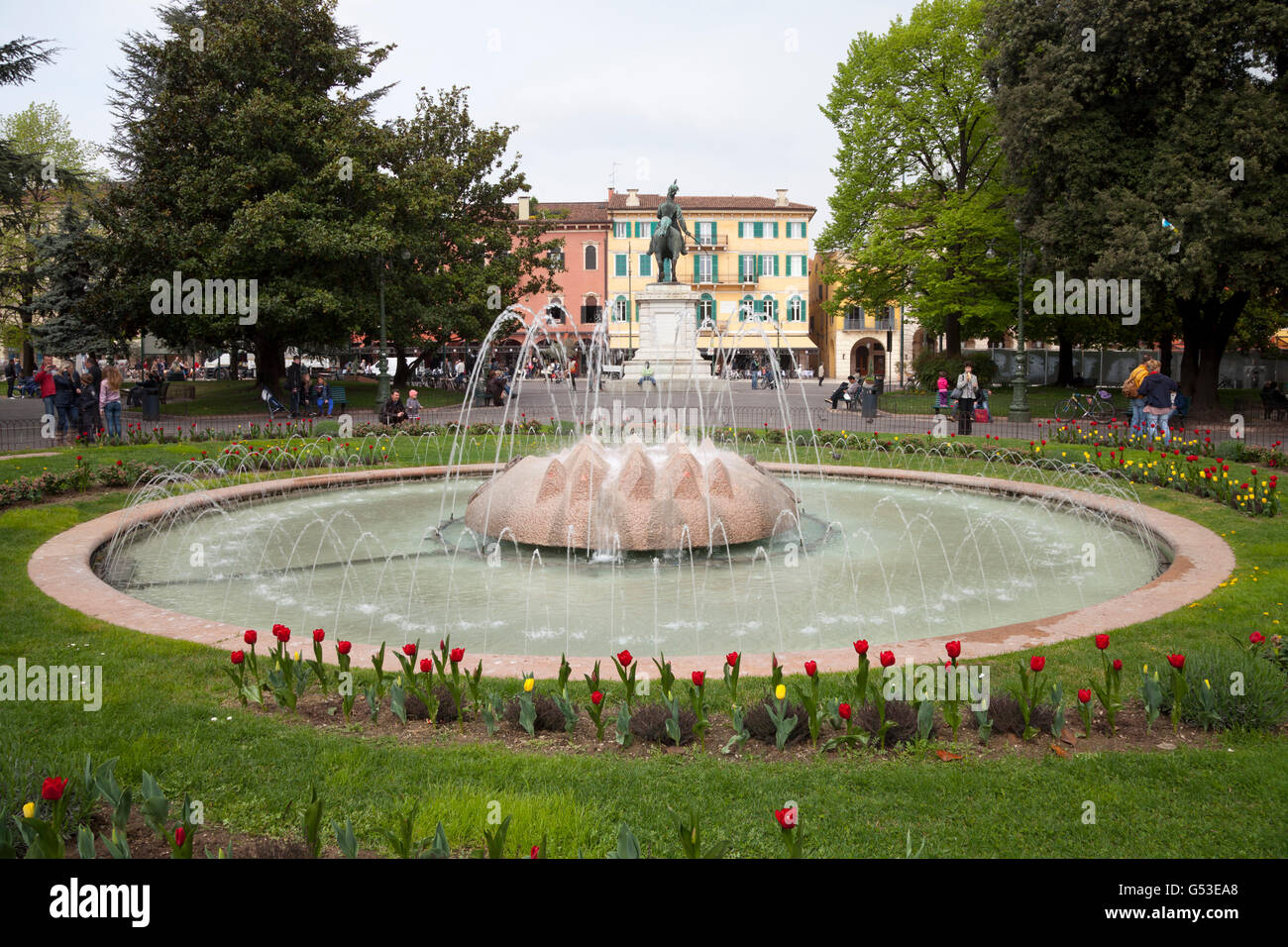 Parc avec une fontaine, la Piazza Bra, Vérone, Vénétie, Italie, Europe, PublicGround Banque D'Images