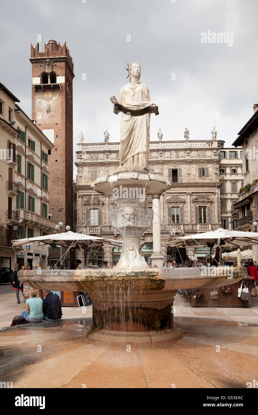 La fontaine de la Piazza delle Erbe, Vérone, Venise, Vénétie, Italie, Europe, PublicGround Banque D'Images