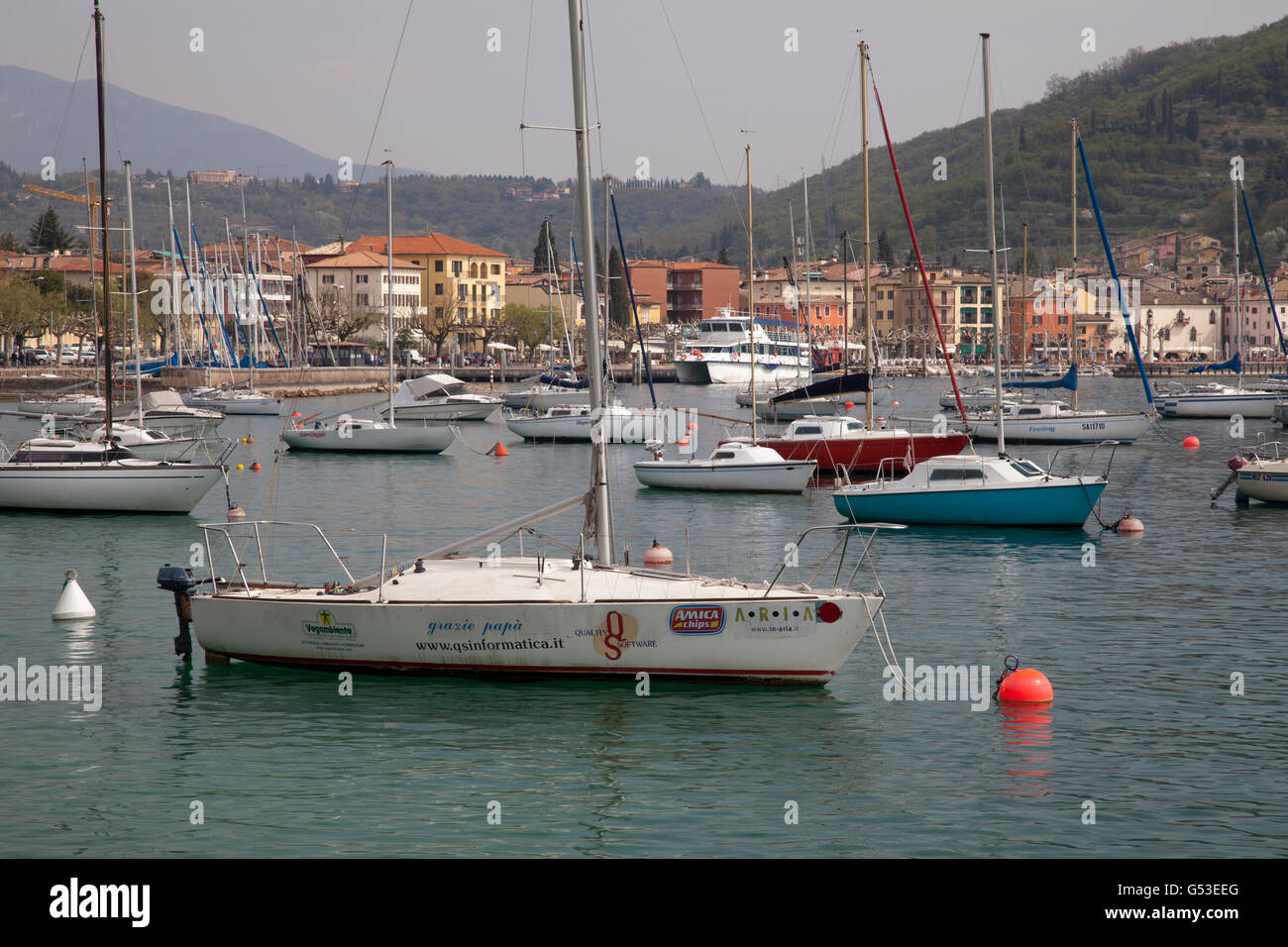 Bateaux dans le port de Garda, Lac de Garde, Lac de Garde, Vénétie, Italie, Europe, PublicGround Banque D'Images