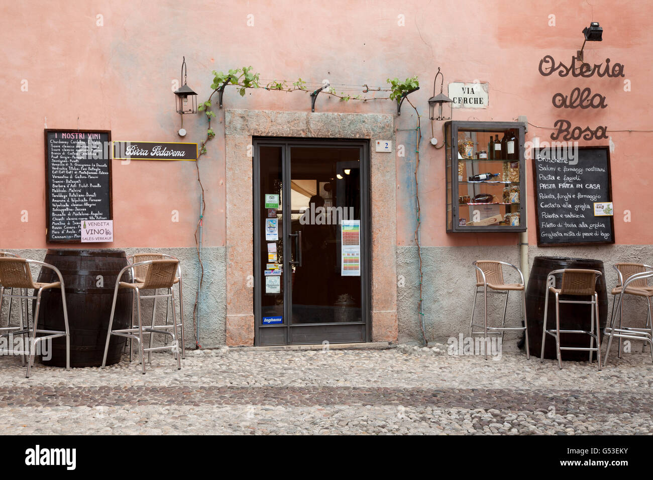 Taverne dans le centre-ville historique, Malcesine, Vénétie, Italie, Europe, PublicGround Banque D'Images