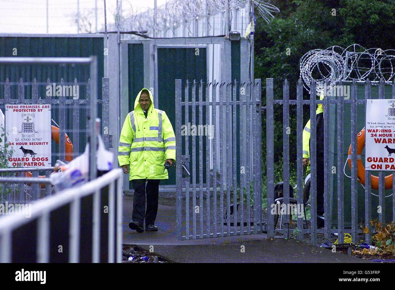 Des agents de sécurité se trouvaient à l'extérieur de la maison Big Brother House de Channel four, dans l'est de Londres, où le testant Nick Bateman a été sorti clandestinement de la maison après avoir été disqualifié lorsque ses copains ont découvert ses schémas sur le salon de jeu.* l'ancien courtier en Bourse a été licencié pour violation persistante des règles du jeu de surveillance en essayant de manipuler le processus de vote qui conduit à l'expulsion des contestants. Banque D'Images