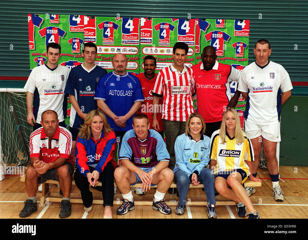 Célébrités au lancement dans le centre de Londres du Strip 4 Shelter, un événement de collecte de fonds de football pour l'organisme caritatif sans-abri Shelter. * (G-D, rangée arrière) acteurs Danny Dyer, Ralf Little, ancien Anglais Ruby Union hooker Brian Moore, acteur Khulvinder Ghir, psychique Uri Geller, boxeur Julius Francis et pour le capitaine de football d'Angleterre Terry Butcher, (L-R, première rangée) acteur Keith Allen, animateurs de TV par Yorath, Paul Hendy, Lisa Rogers et Helen Gablain Banque D'Images