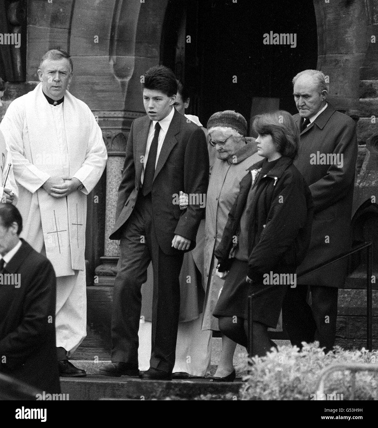 Steven Flannigan, âgé de 14 ans, est réconforté par des parents aux funérailles de sa sœur Joanne, âgée de 10 ans, qui est décédée avec leurs parents dans le désastre de Pan Am 747.22/08/00: Flannigan est mort après avoir été frappé par un train dans le Wiltshire.* il a été frappé par un train près de sa maison dans le village de Heywood, près de Westbury, pendant les premières heures de vendredi matin, il a été emmené à l'hôpital Royal United de Bath avec de graves blessures à la tête, mais il est mort hier à son 26e anniversaire.La tragédie survient 12 ans après que M. Flannigan a perdu ses parents Tom et Kathleen et sa sœur dans la catastrophe de Lockerbie quand Banque D'Images