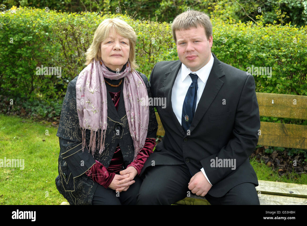 Deborah Moore, avec son fils David, devant la cour du coroner de Flax Bourton, dont la fille Diana est décédée à l'hôpital Frencay de Bristol en 2006 après que son état cérébral meurtrier a été manqué par les médecins. Banque D'Images