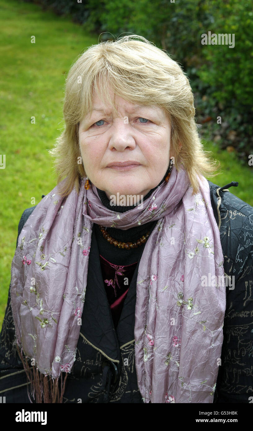 Deborah Moore à l'extérieur de la cour du coroner de Flax Bourton, dont la fille Diana est décédée à l'hôpital Frenchay de Bristol en 2006 après que son état cérébral meurtrier a été manqué par les médecins. Banque D'Images