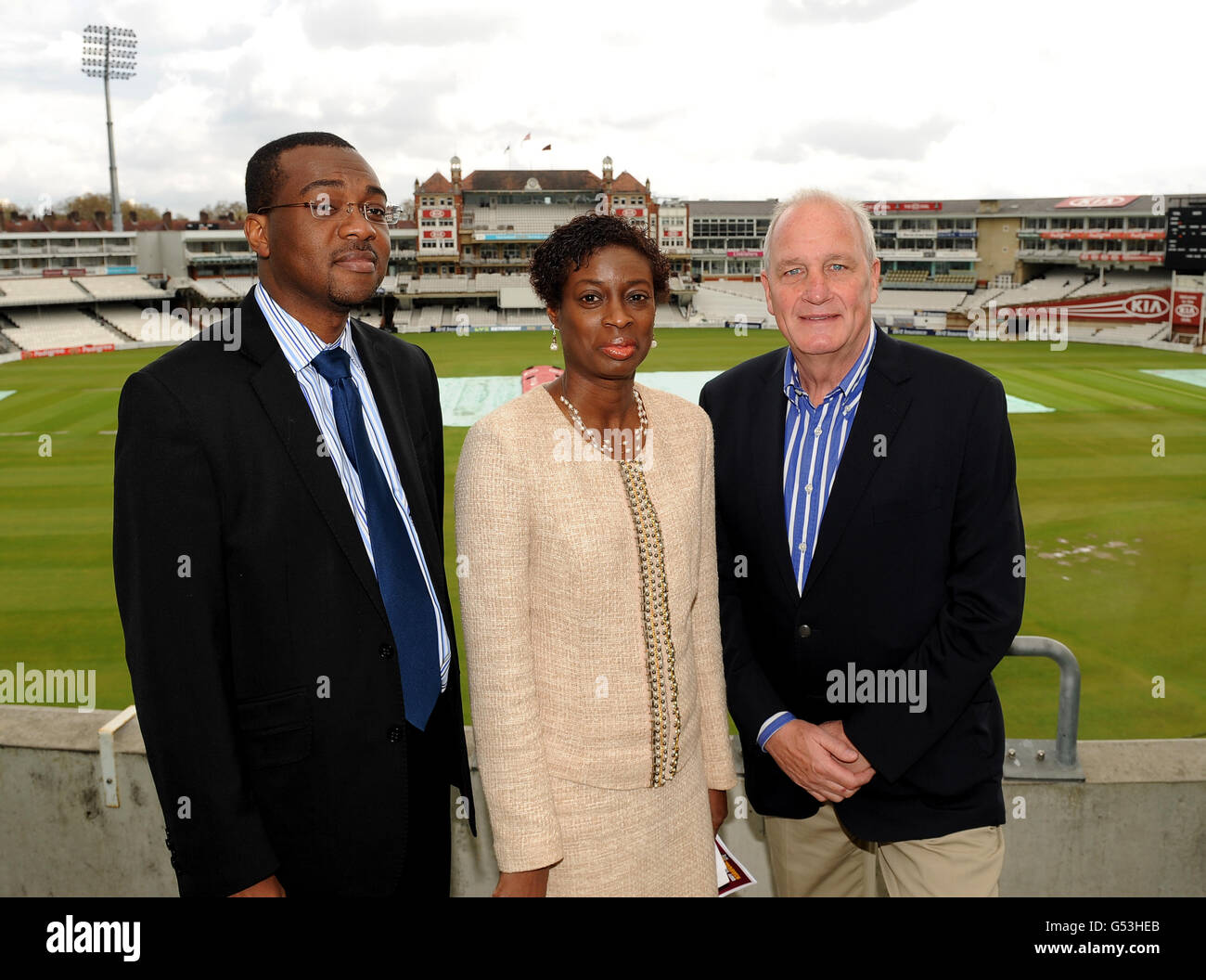 Jamaïque 50 Cricket Launch (G-D) Paul Pritchard (PCA anglais), Mme Joan Thomas Edwards (Haut-Commissaire adjoint) et John Embureau (ex-Angleterre et Middlesex off spinner). Banque D'Images