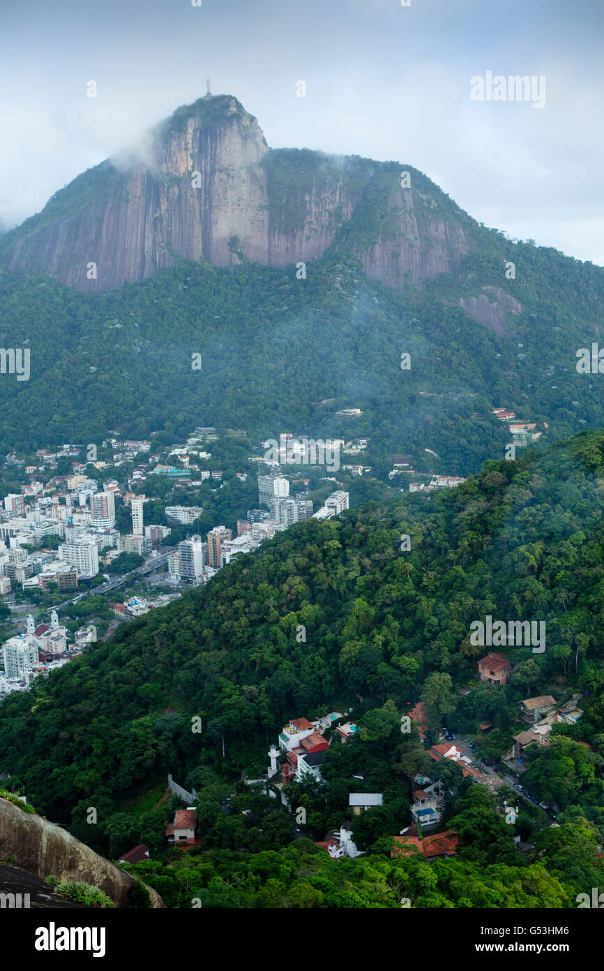 Rio de Janeiro - Corcovado enveloppé de nuages et de la brume avec le Jardim Botanico et quartiers de Cosme Velho au premier plan Banque D'Images