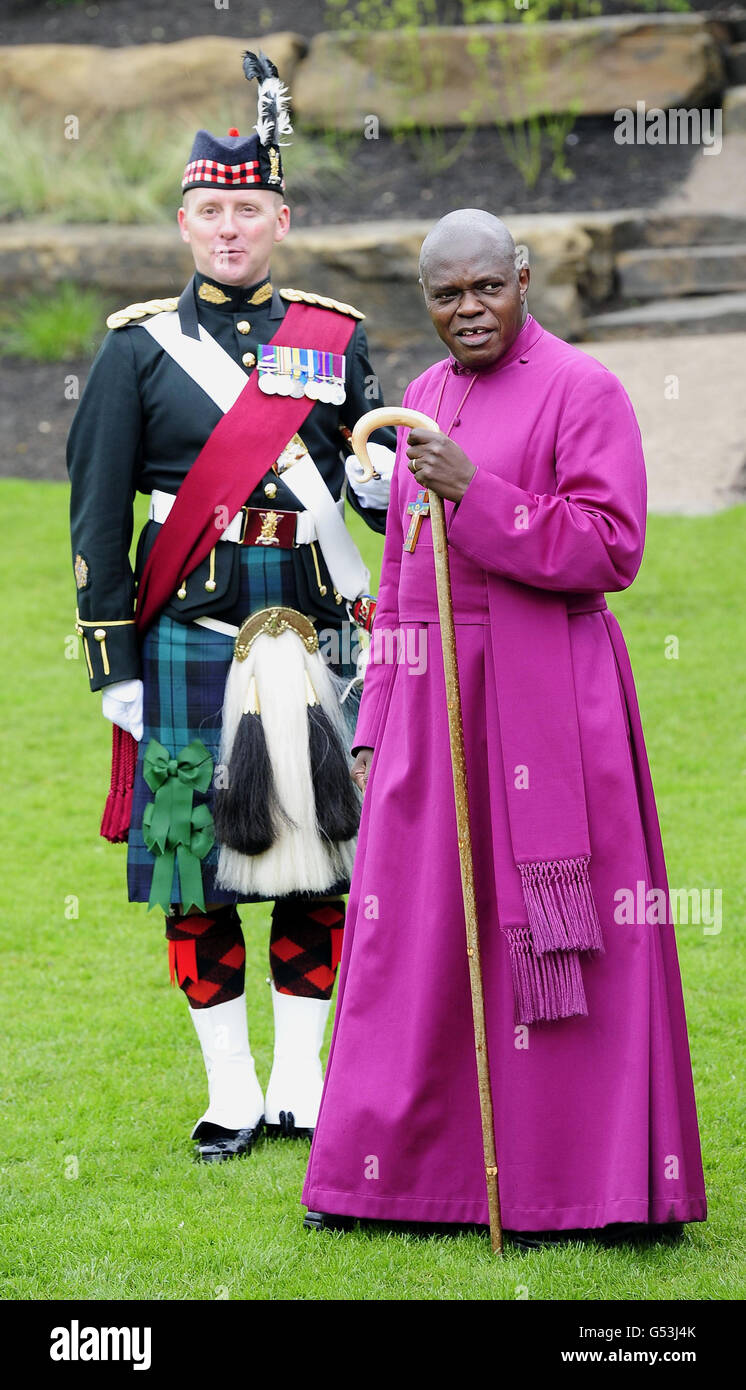 L'archevêque de York, le Dr John Sentamu, inspecte les soldats du 101e Régiment de l'Artillerie royale après qu'ils ont tiré un hommage au canon 21 pour la reine Elizabeth II à la date de son anniversaire, dans les jardins du Musée, à York. Banque D'Images