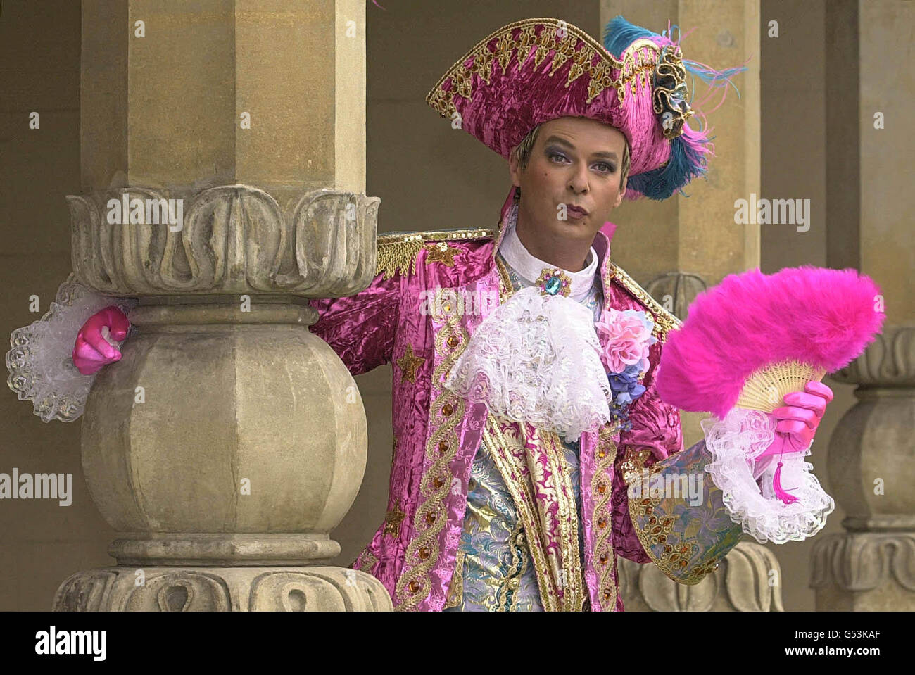 Le présentateur de télévision Julian Clary en tant que personnage pantomime Dandini, l'aide de camp de Prince charmant dans le conte de fées Cendrillon, au Pavillon Brighton. * le présentateur fera ses débuts à la pantomime, qui se tiendra du 14 décembre au 21 janvier 2001 au Théâtre Royal de Brighton. Banque D'Images