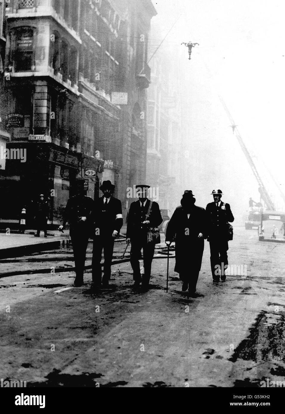 Le Premier ministre Winston Churchill (deuxième à partir de la droite) lors d'une visite des dommages causés par un raid aérien de nuit à Cheapside, au-delà de St.Mary-le-Bow, dans le centre de Londres, au cours de la deuxième Guerre mondiale Blitz. Banque D'Images