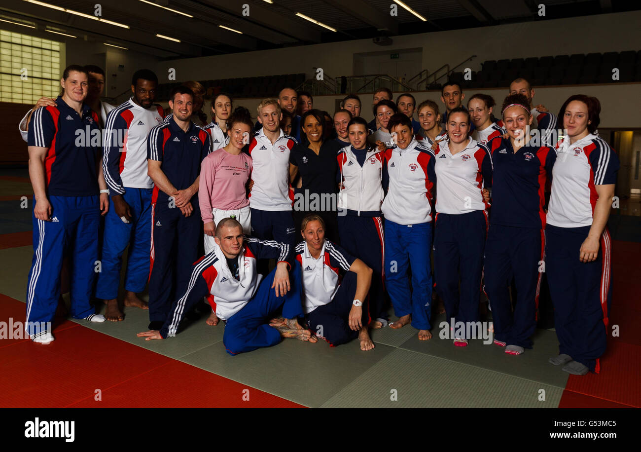 Dame Kelly Holmes, double médaillée d'or olympique, avec un membre de l'équipe de Great Britains Judo après un discours de motivation aux athlètes lors d'une journée médiatique au Dartford Elite Performance Centre, à Dartford. Banque D'Images