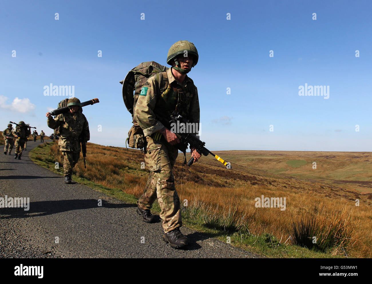 Des soldats de la Brigade d'assaut aérienne de 16 après avoir parachuté d'un avion C130 hercules pendant l'entraînement. Ils participent à l'exercice joint Warrior qui envahit la brigade en effectuant trois exercices : une entrée simulée dans un pays Bénin à l'aide d'un parachute, un assaut par hélicoptère et une opération d'atterrissage rapide à l'aérodrome de West Freugh près de Stranraer Banque D'Images