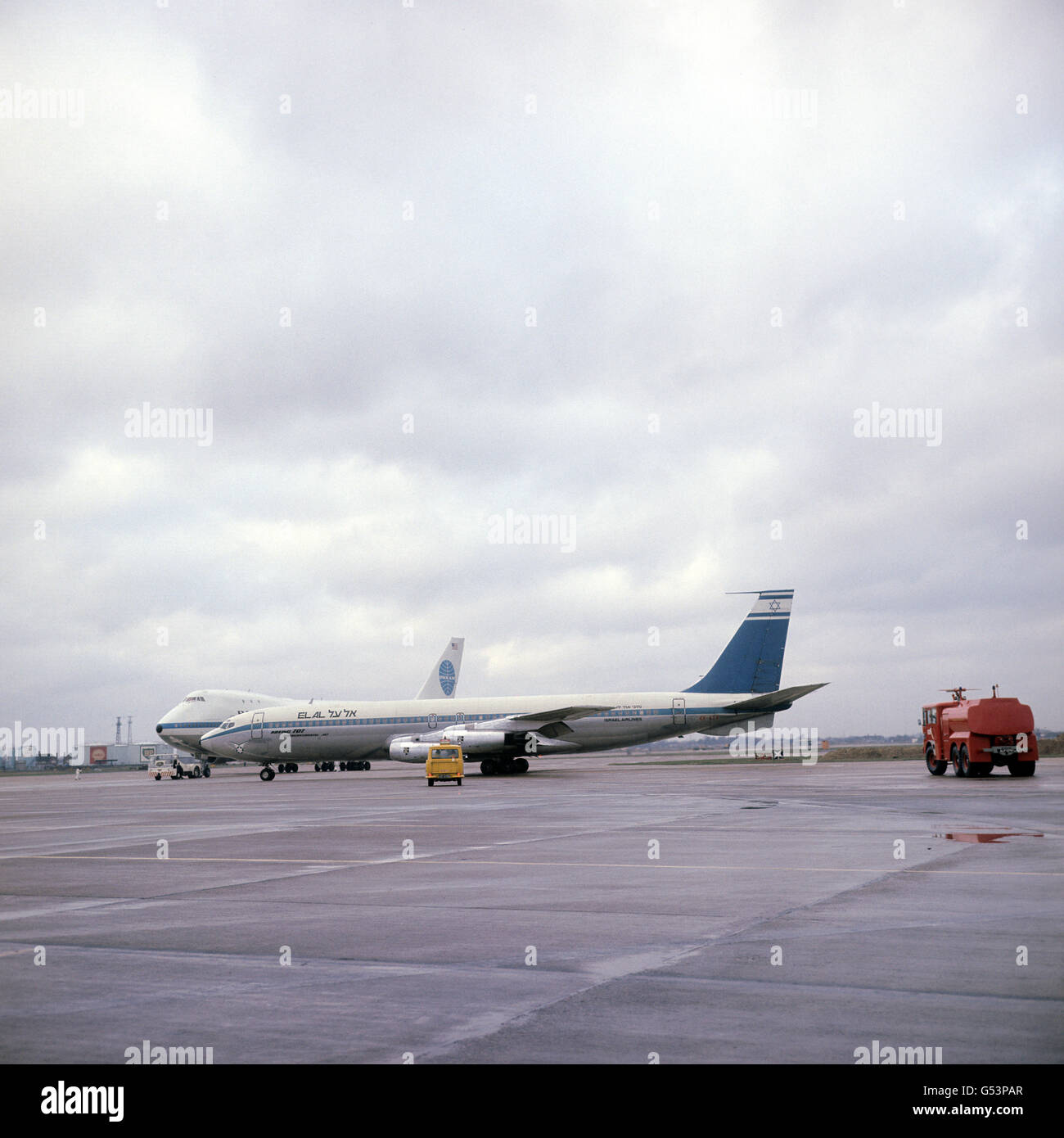 Transport - avion - El-al 707 - aéroport de Heathrow, Londres.Boeing 707 d'Israel Airlines, avec le nouveau Boeing 747 de Pan-AMS. Banque D'Images