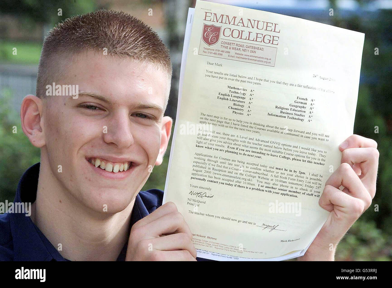 Mark Richardson, élève vedette, célèbre ses résultats de 12 A* au collage EmManual à Gateshead. Banque D'Images